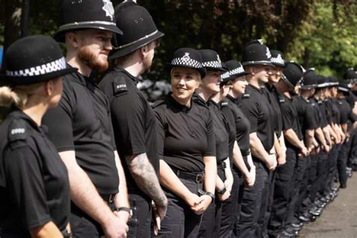 Are UK police paid well?
