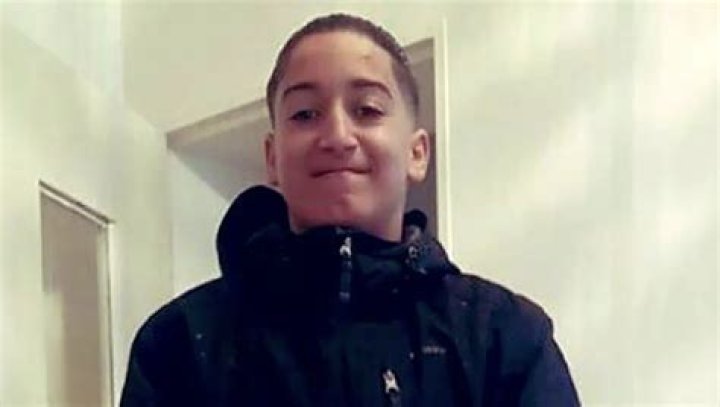 Can I sleep with a 17 year old UK?