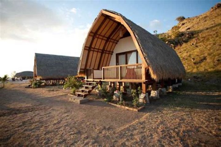 Can you stay on Komodo Island?