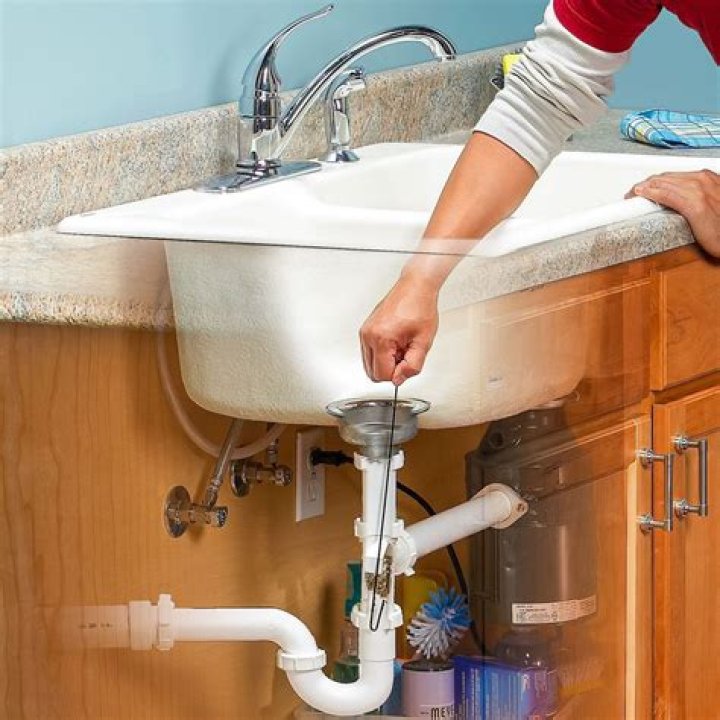 Can you unblock kitchen sink with bleach?
