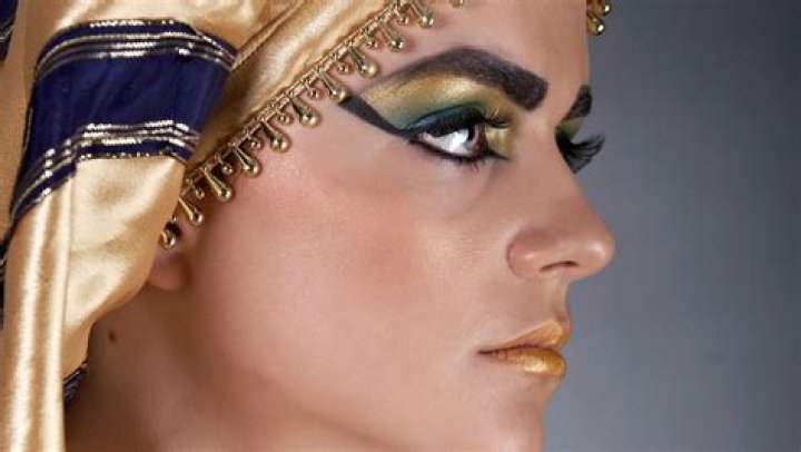 Did pharaohs wear eyeliner?