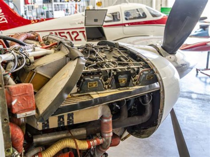 Do airplane mechanics make a lot of money?