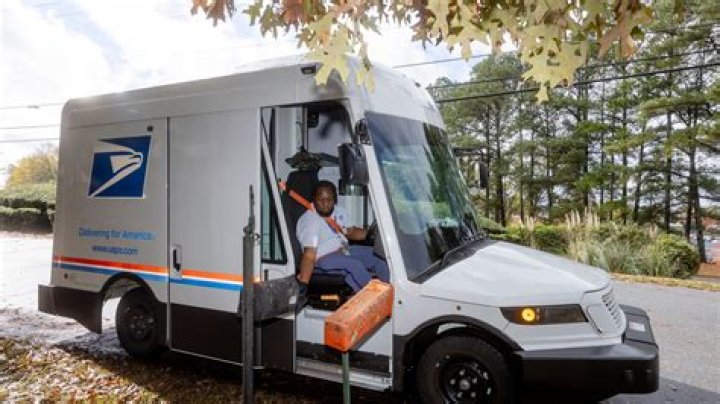 Do mail carriers get paid by the hour?