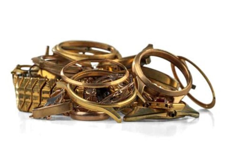 Does gold plated jewelry turn green?