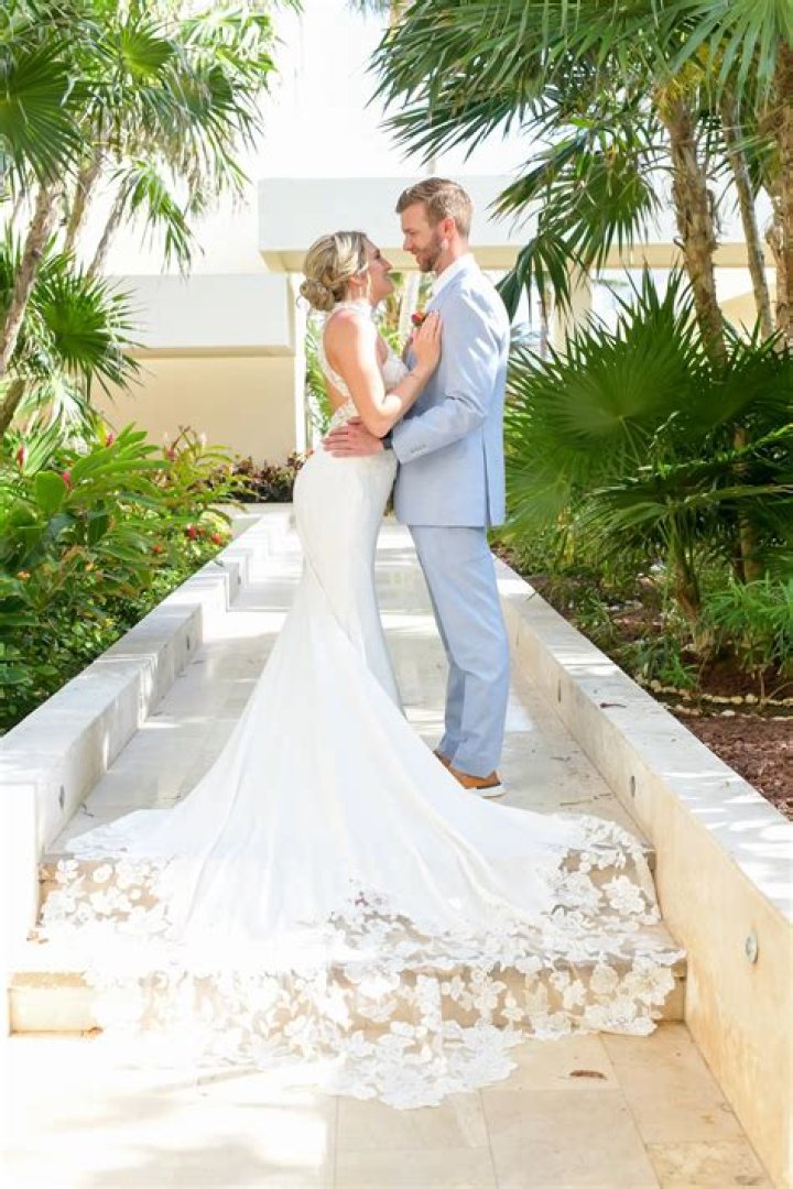 How are wedding planners paid?