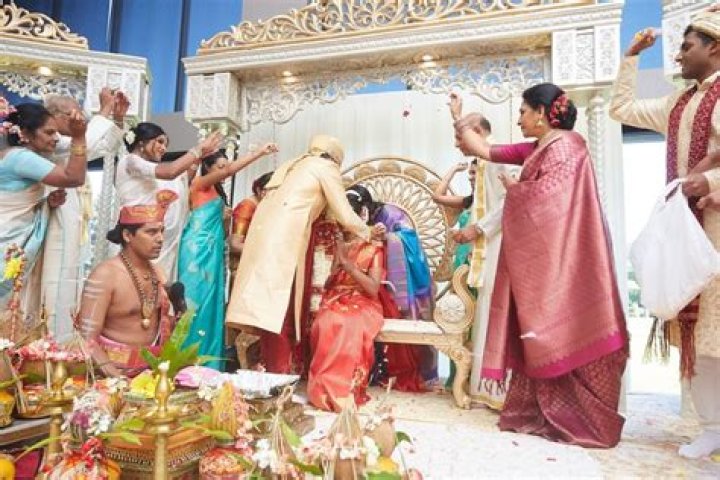 How do Hindu get married?