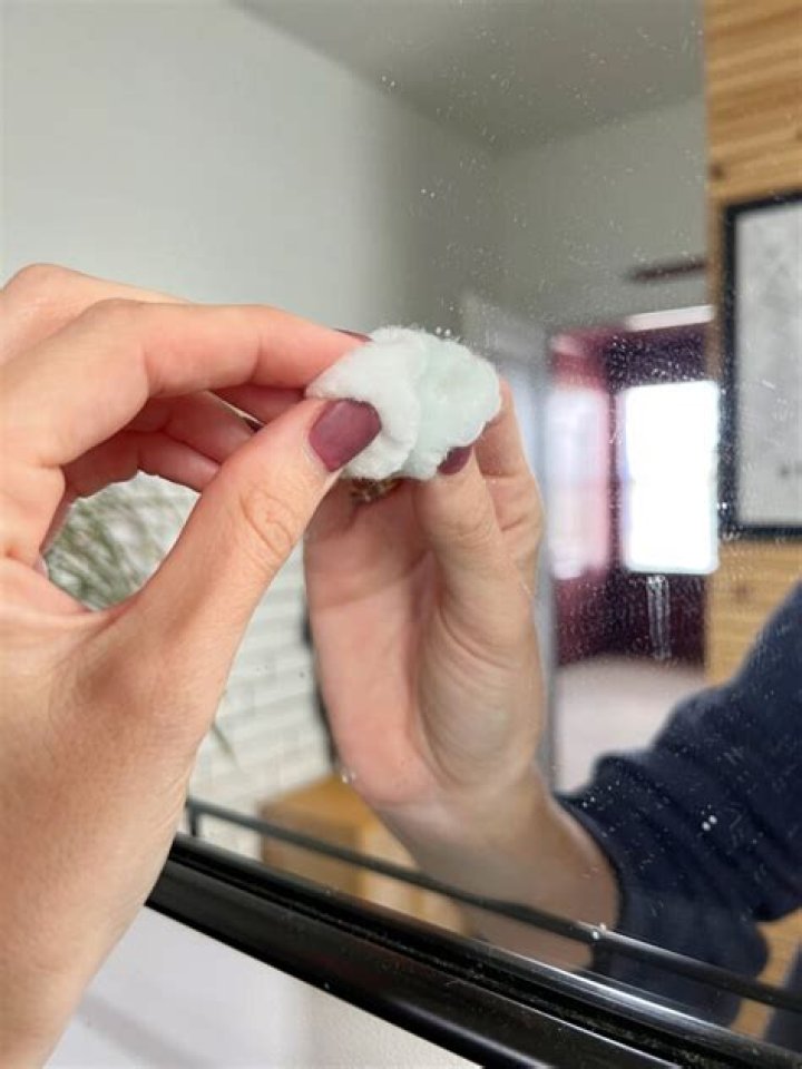 How do you clean a mirror without streaks?