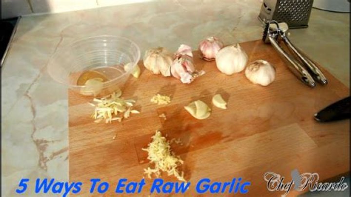 How do you eat raw garlic?