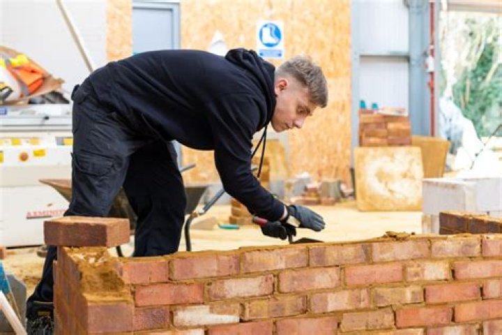 How many GCSE do you need for bricklaying?