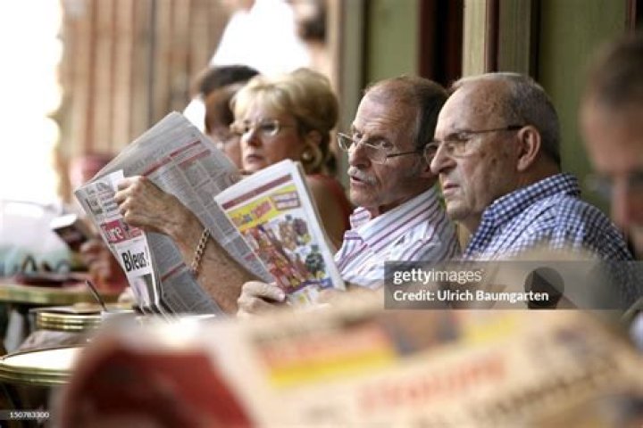 How many people read newspaper in the world?