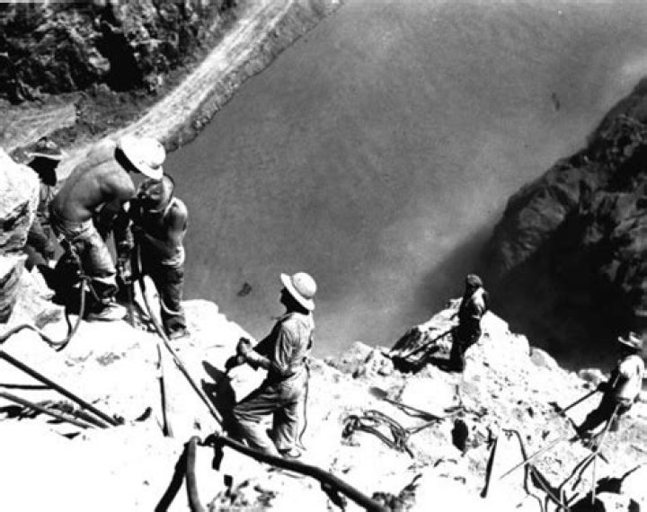 How many workers died building the Hoover Dam?