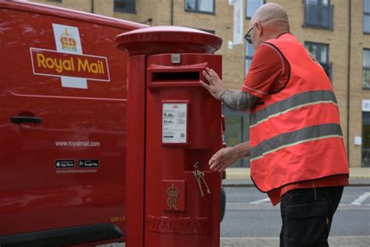 How much do Australian Posties earn?