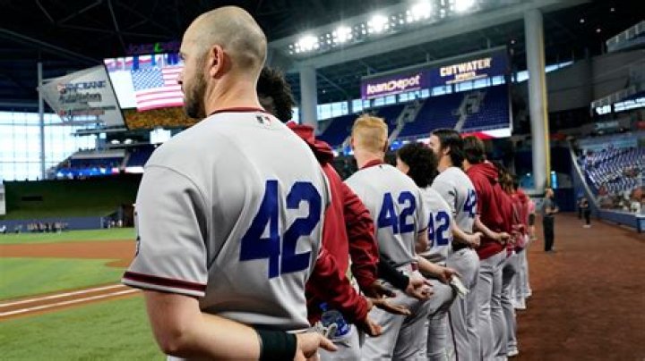 How much do baseball players get paid weekly?