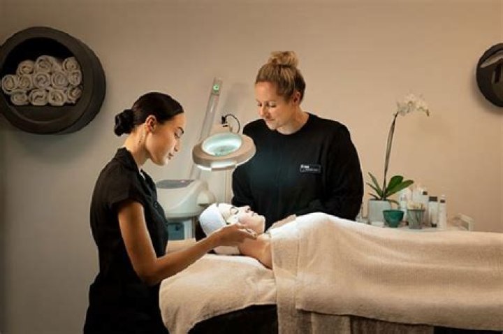 How much do beauty therapist earn in Australia?