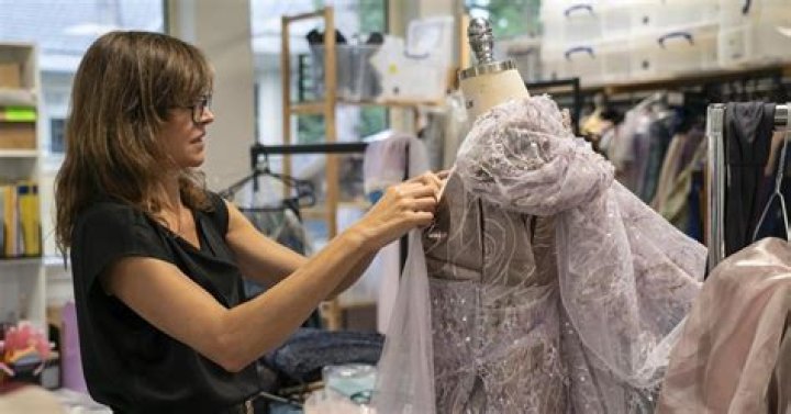 How much do clothing designers earn?