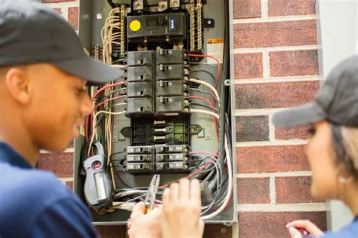 How much do electricians charge per hour Long Island?