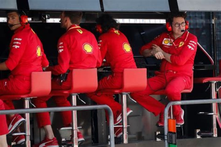 How much do F1 pit crew get paid?