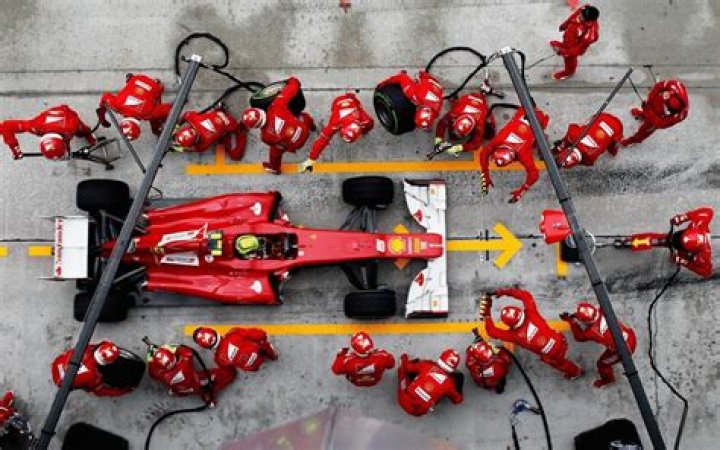 How much do F1 pit crews get paid?