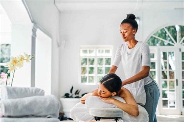 How much do massage therapists earn UK?