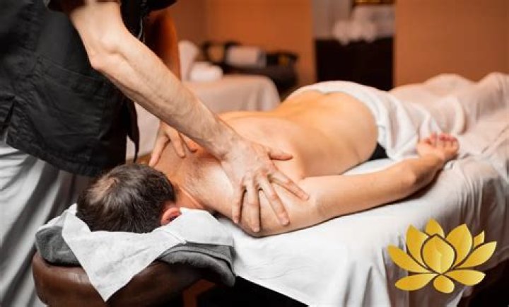 How much do massage therapists make in India?