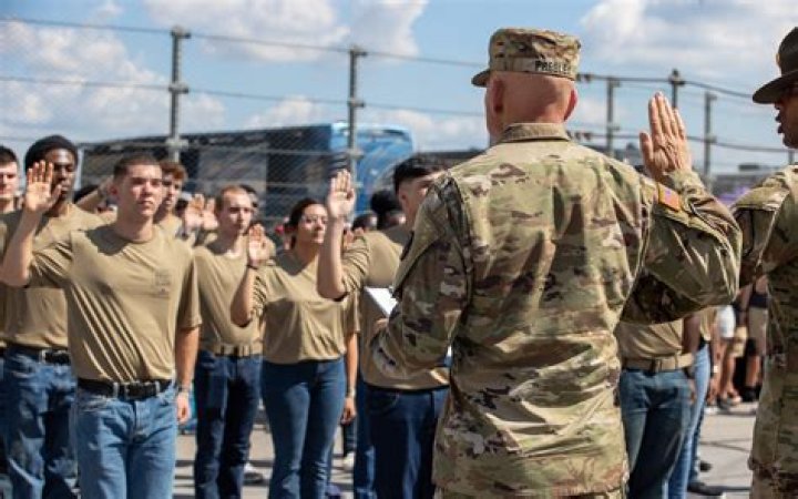 How much do new army recruits get paid?