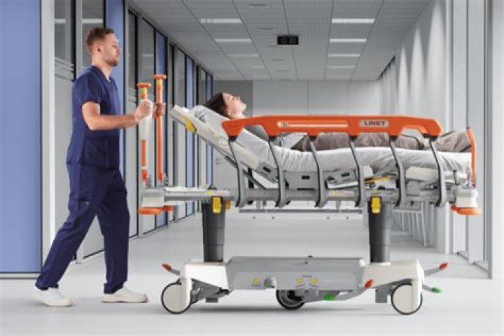 How much do patient transporters make?