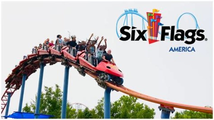 How much do Six Flags employees make?