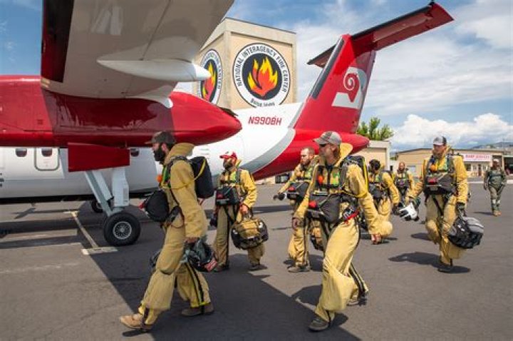 How much do smokejumpers get paid a year?