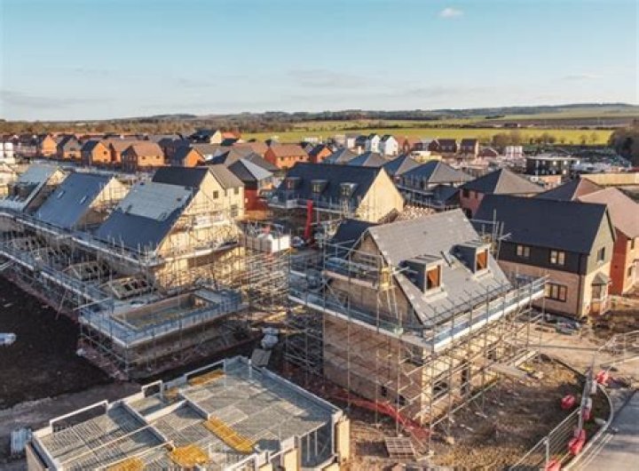 How much does a builders Labourer earn UK?