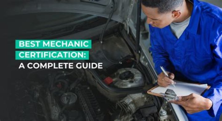 How much does a car mechanic make per month?