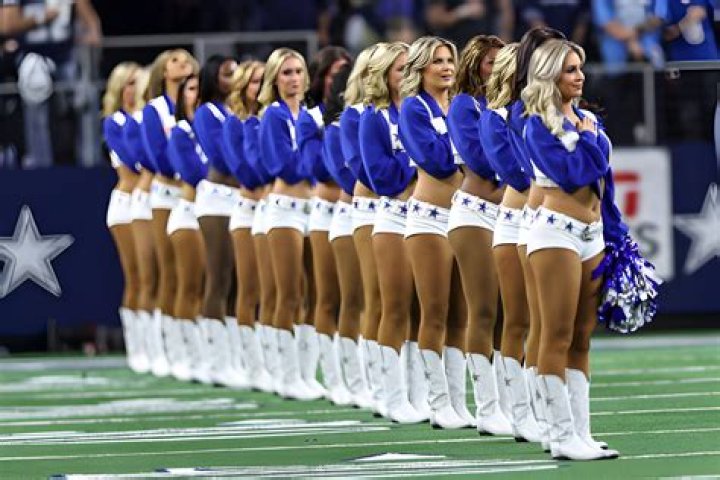 How much does a Dallas cheerleader make?
