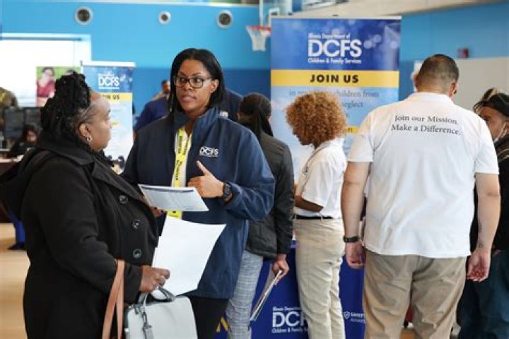 How much does a DCFS worker make in Illinois?