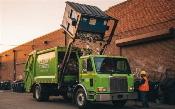 How much does a garbage truck driver make in Toronto?