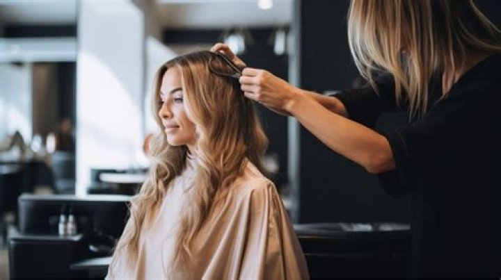 How much does a hairdresser make in the UK?