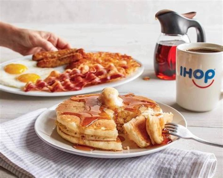 How much does a host get paid at IHOP?