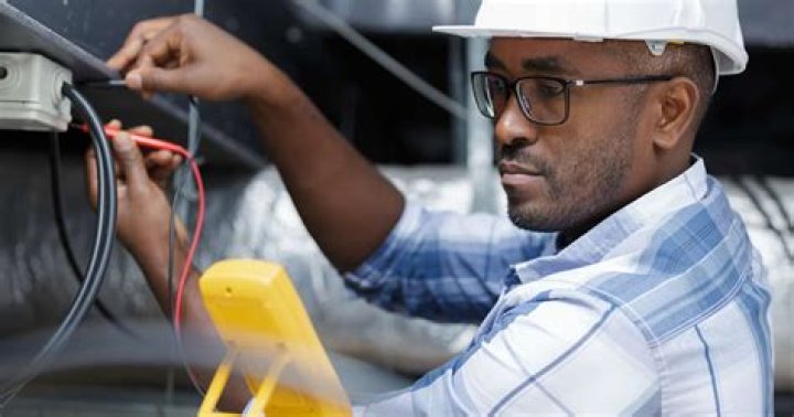 How much does a journeyman electrician make in Hawaii?