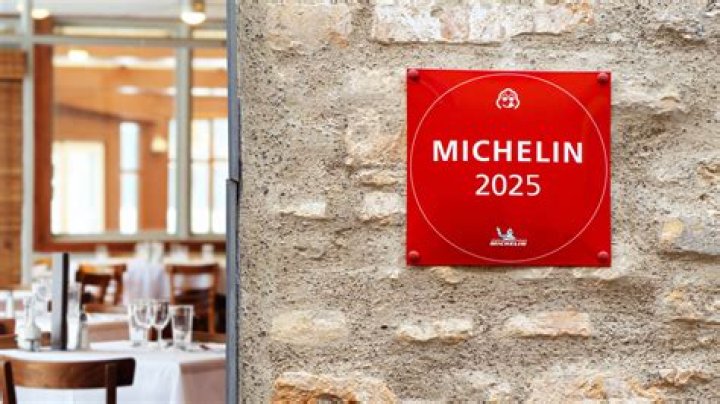 How much does a Michelin star waiter make?