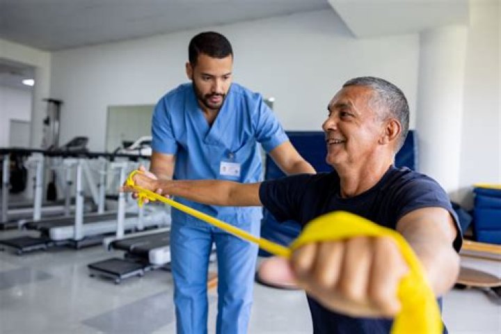 How much does a physical therapy technician make an hour?
