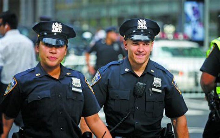 How much does a police patrol officer make in New York?
