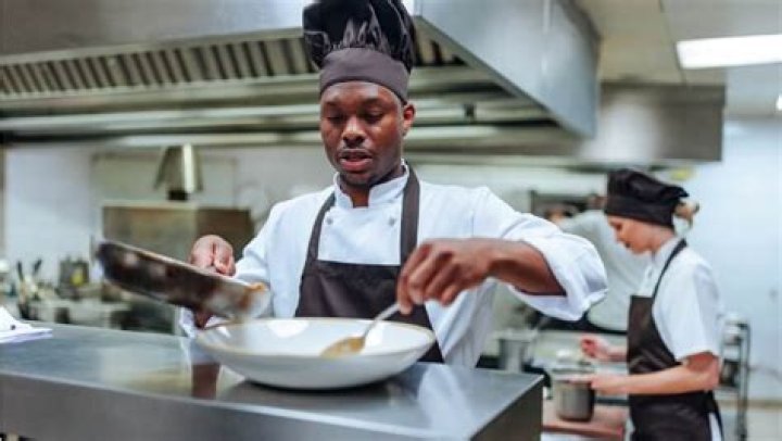 How much does a professional chef make a year?