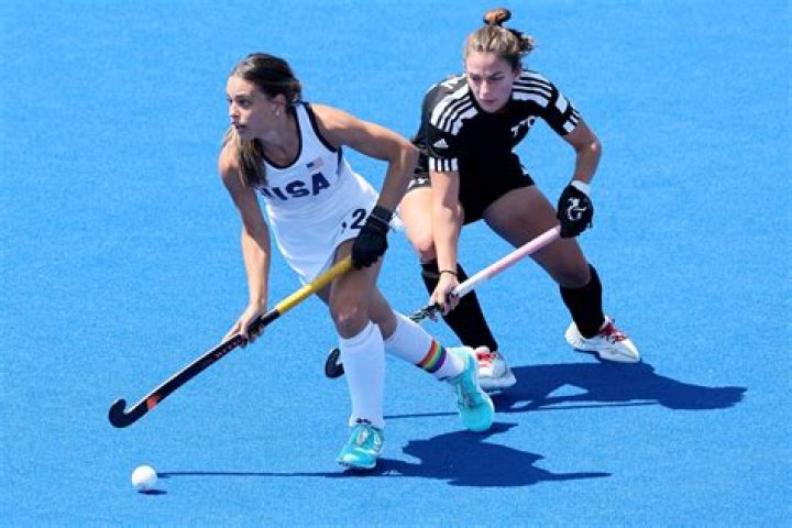 How much does a professional field hockey player make?