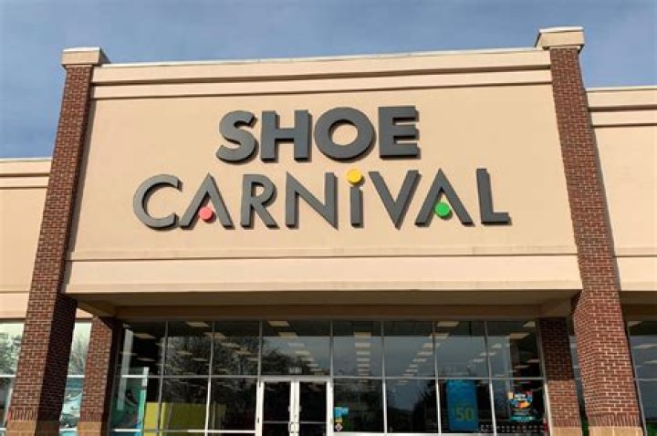 How much does a Shoe Carnival store lead make?
