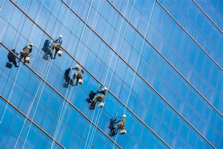 How much does a skyscraper Window Cleaner make annually?
