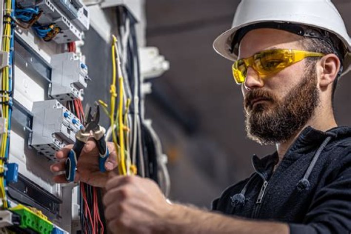 How much does an industrial electrician earn in the UK?