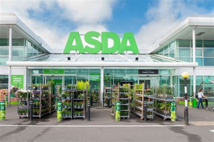 How much does Asda store manager earn?