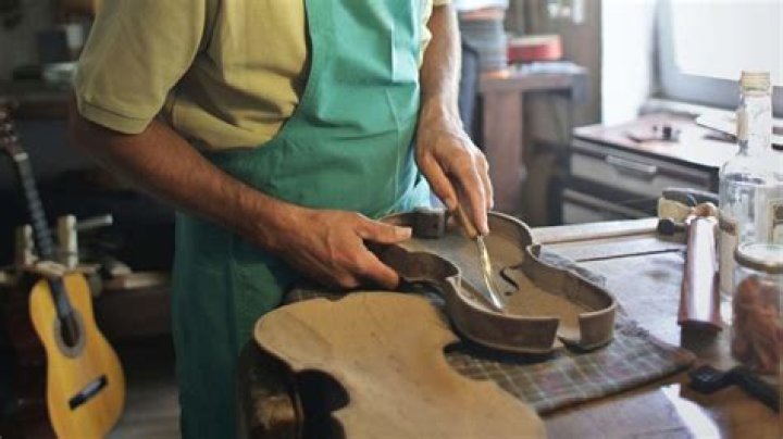 How much does guitar luthiers make?