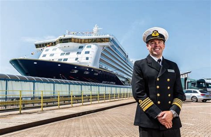 How much does the captain of a cruise liner earn?