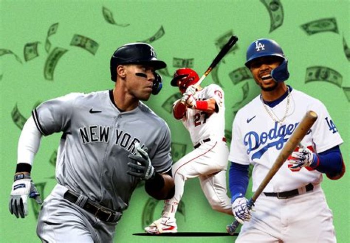 How much money do baseball players make yearly?