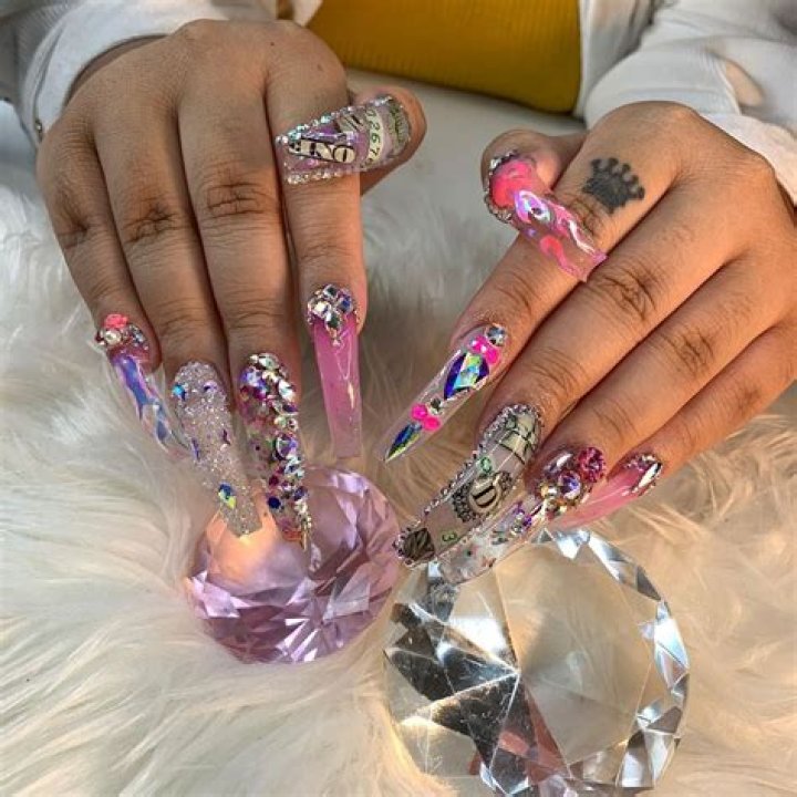 How much money do nail techs make an hour?