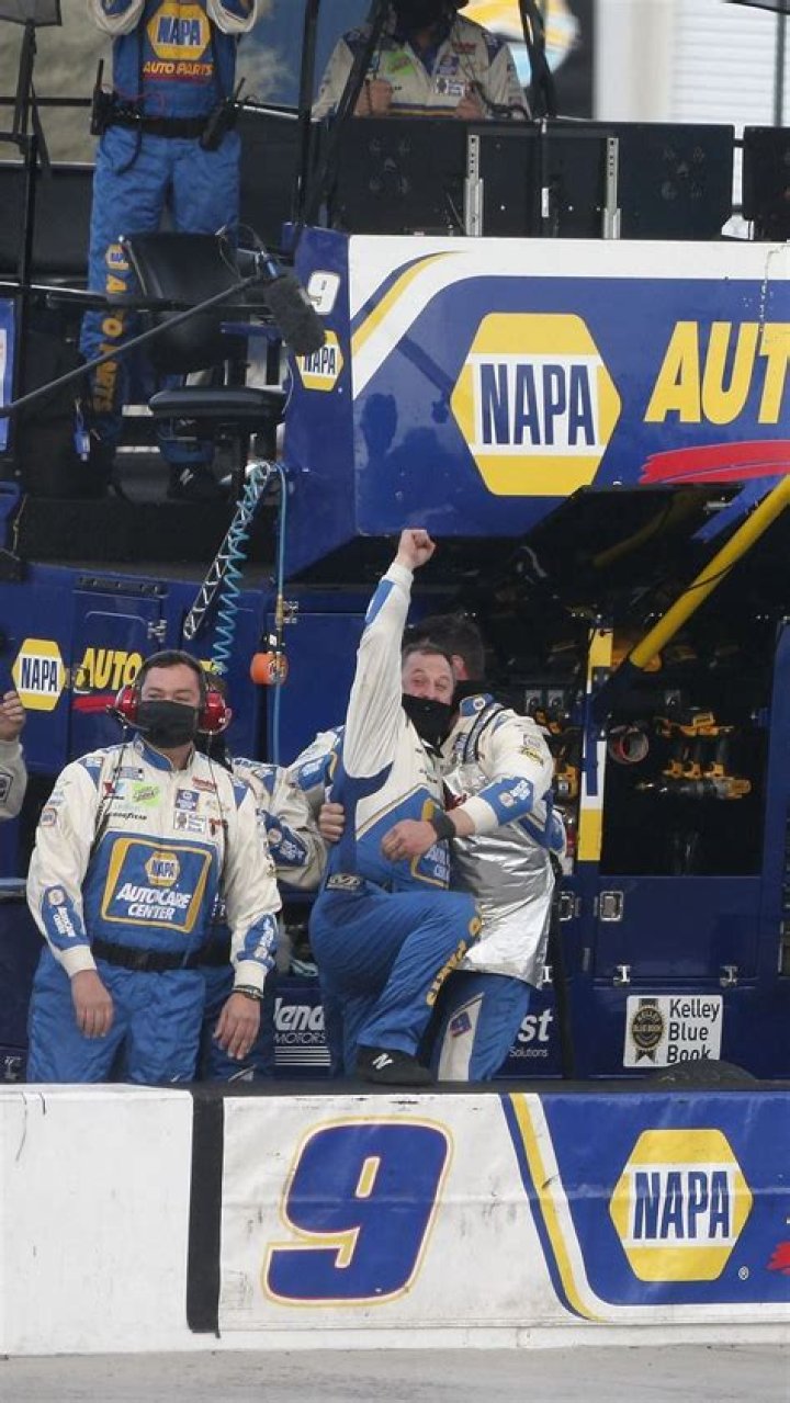 How much money do Nascar pit crew members make?